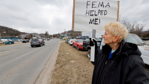 Lucy Bickers, residente de Swannanoa, quien recibió asistencia de FEMA después de que el huracán Helene dañara su propiedad, sostiene un cartel en apoyo a la agencia gubernamental en Carolina del Norte, EEUU. Lucy Bickers, residente de Swannanoa, quien recibió asistencia de FEMA después de que el huracán Helene dañara su propiedad, sostiene un cartel en apoyo a la agencia gubernamental en Carolina del Norte, EEUU.