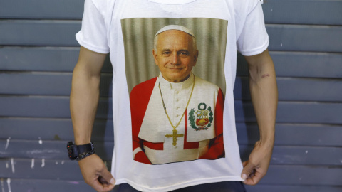 Una persona posa con una camiseta con la imagen del papa León XIV este viernes en Lima (Perú). Una persona posa con una camiseta con la imagen del papa León XIV este viernes en Lima (Perú).