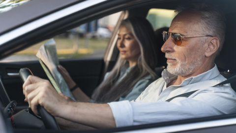 mayor conduciendo Cada vez es más habitual ver personas de mayor edad al volante