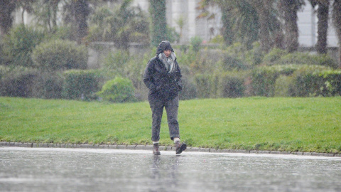 Una persona camina bajo la lluvia el 15 de abril de 2025 en Plymouth Reino Unido. Una persona camina bajo la lluvia el 15 de abril de 2025 en Plymouth Reino Unido.