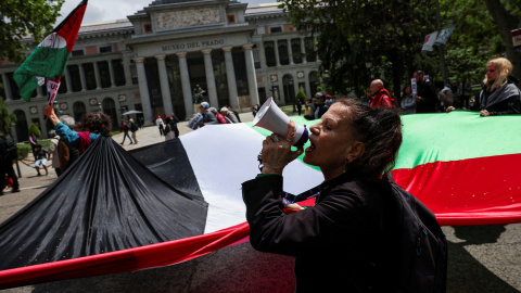 La gente lleva una bandera durante una manifestación en solidaridad con los palestinos que piden el cese del comercio de armas y las relaciones con Israel, en Madrid, España, el 10 de mayo de 2025.
