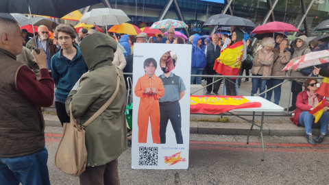 Puigdemont Fotomontaje de Puigdemont detenido por un guardia civil en una manifestación contra Pedro Sánchez en la plaza Colón, a 10 de mayo de 2025.