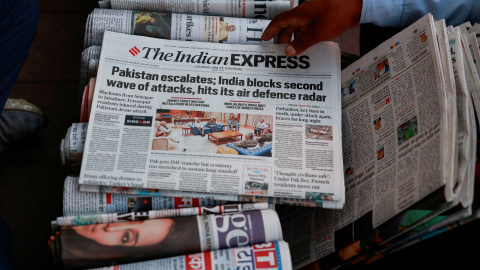 Un vendedor de periódicos con las noticias sobre la escalada de la tensión entre India y Pakistán, en New Delhi (India). Un vendedor de periódicos con las noticias sobre la escalada de la tensión entre India y Pakistán, en New Delhi (India).