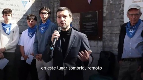 En su discurso ante familiares y descendientes de los españoles asesinados en Gusen, el ministro de de Derechos Sociales, Pablo Bustinduy, aseguró que las democracias europeas "se construyeron sobre millones de muertos", sean judíos, gitanos, presos políticos, socialistas, anarquistas o comunistas. "Europa se construyó como democracia sobre la promesa mínima de hacer imposible un mundo en el que eso volviera a suceder, sobre la promesa de no olvidar", dijo.