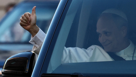 En papa Leon XIV saluda desde el vehículo en el que ha ido a visitar la tumba de su predecesor, Francisco, en la Basílica de Santa María la Mayor, en Roma. En papa Leon XIV saluda desde el vehículo en el que ha ido a visitar la tumba de su predecesor, Francisco, en la Basílica de Santa María la Mayor, en Roma.