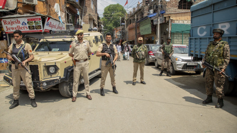 EuropaPress_6710843_10_may_2025_india_srinagar_indian_paramilitary_soldiers_and_policemen_stand Imagen de soldados paramilitares y policías indios en alerta en un mercado, el 10 de mayo de 2025.