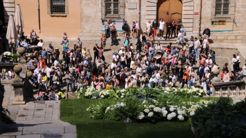 Els visitants de Temps de Flors a les escales de la catedral de Girona. Els visitants de Temps de Flors a les escales de la catedral de Girona.