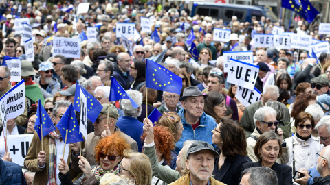 Miles de personas se manifiestan en Madrid en defensa de Europa el 11 de mayo de 2025.