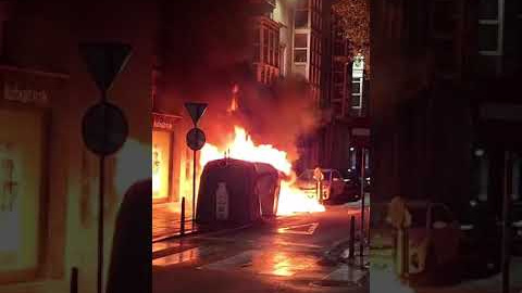 El incendio de tres contenedores en Santander deja daños en un coche aparcado y en una oficina bancaria