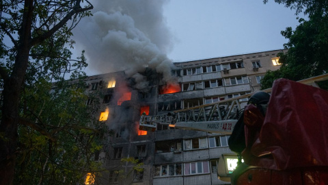 Imagen difundida por el Servicio Estatal de Emergencias de Ucrania, a 7 de mayo de 2025, tras un ataque con drones rusos en Kiev.