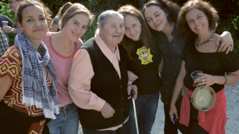 Xosefa de Bastavales, rodeada de discípulas aventajadas, en 2014.. Xosefa de Bastavales, rodeada de discípulas aventajadas, en 2014.