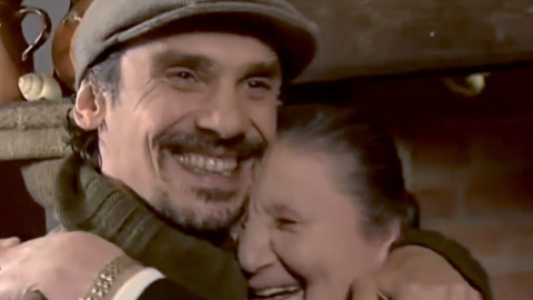 Manu Chao y Xosefa de Bastavales, en 2007 en la cocina de la casa de esta última. Manu Chao y Xosefa de Bastavales, en 2007 en la cocina de la casa de esta última.