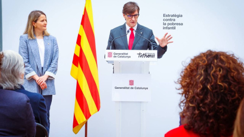 El president de la Generalitat, Salvador Illa, i la consellera de Drets Socials i Inclusió, Mònica Martínez Bravo, han presentat l'Estratègia de lluita contra pobresa infantil a Catalunya 2025-2030 El president de la Generalitat, Salvador Illa, i la consellera de Drets Socials i Inclusió, Mònica Martínez Bravo, han presentat l'Estratègia de lluita contra pobresa infantil a Catalunya 2025-2030