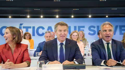 EuropaPress_6714744_secretaria_general_pp_cuca_gamarra_presidente_pp_alberto_nunez_feijoo La secretaria general del PP, Cuca Gamarra, el presidente del PP, Alberto Núñez Feijóo, y el Vicesecretario General de Política Autonómica y Municipal y Análisis Electoral del PP, Elías Bendodo, presiden la reunión del Comité Ejecutivo Nacional, en la sede del PP, a 12 de mayo de 2025, en Madrid (España).Jesús Hellín / Europa Press12/5/2025