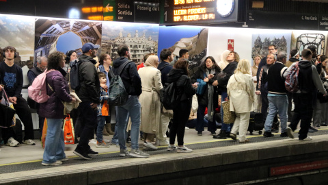 La via 1 de l'estació de passeig de Gràcia, plena de gent esperant els trens, l'1 d'abril La via 1 de l'estació de passeig de Gràcia, plena de gent esperant els trens, l'1 d'abril