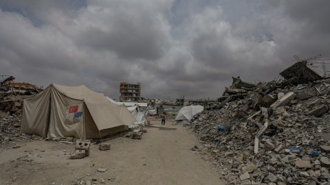 Tiendas de desplazados internos palestinos entre los escombros de edificios en el barrio de Al Shejaeya, al este de Ciudad de Gaza, el 12 de mayo de 2025. Tiendas de desplazados internos palestinos entre los escombros de edificios en el barrio de Al Shejaeya, al este de Ciudad de Gaza, el 12 de mayo de 2025.