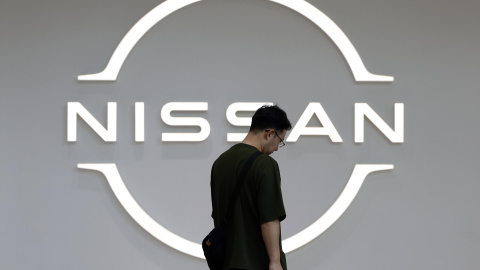 nissan Un visitante pasa junto al logotipo de Nissan Motor en la sala de exposición de la sede del fabricante de automóviles en Yokohama, Japón, el 13 de mayo de 2025.