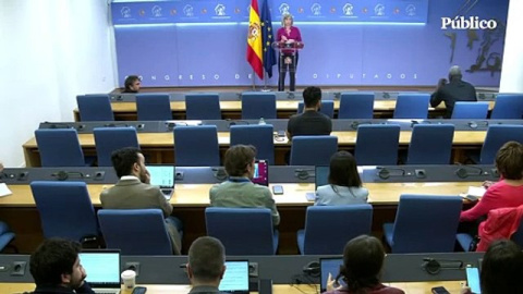 El agitador ultra Bertrand Ndongo dinamita la rueda de prensa de Sumar en el Congreso e impide el trabajo de los periodistas