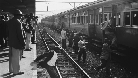 Ernest Cole dejó testimonio de la segregación en Sudáfrica con sus imágenes, algo que Raoul Peck recoge en su nueva película ‘Ernest Cole: Lost & Found’.