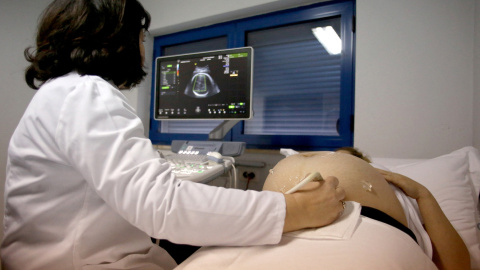 Una ginecóloga realiza un sonograma a una paciente embarazada, a 13 de diciembre de 2023. Una ginecóloga realiza un sonograma a una paciente embarazada, a 13 de diciembre de 2023.