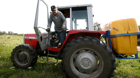 José Mújica, en un tractor en su huerta, después de haber votado en las presidenciales uruguayas de 2009.