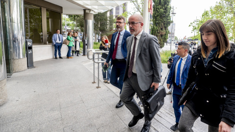 EuropaPress_6718603_delegado_gobierno_comunidad_madrid_francisco_martin_llegada_declarar_caso El delegado del Gobierno en la Comunidad de Madrid, Francisco Martín (c), a su llegada a declarar por el ‘caso Begoña Gómez’, en los Juzgados de Plaza de Castilla, a 14 de mayo de 2025, en Madrid (España). El delegado del Gobierno en Madrid, Francisco Martín Aguirre, está citado a declarar hoy como investigado ante el juez Juan Carlos Peinado por un presunto delito de malversación que supuestamente habría cometido durante su etapa en la Secretaría General de Presidencia, cuando se acordó el nombramiento de Cristina Álvarez, la asesora de la esposa del presidente del Gobierno y principal investigada en la causa, Begoña Gómez. Está imputado por presunta malversación durante su etapa en Moncloa como superior de la asesora de la esposa de Gómez.Alberto Ortega / Europa Press14 MAYO 2025;BEGOÑA;CASO;DELEGADO;GOBIERNO;TESTIGOS;INVESTIGADO;JUICIO14/5/2025
