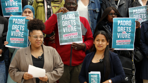 Representants de les entitats adherides a la campanya per demanar a la Paeria de Lleida que no posi traves a l'empadronament. Representants de les entitats adherides a la campanya per demanar a la Paeria de Lleida que no posi traves a l'empadronament.