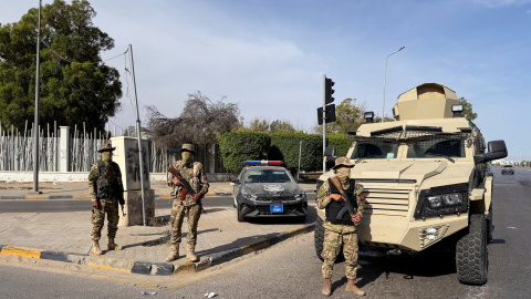 Miembros de la 444 Brigada del Ejército libio, una unidad al servicio del Gobierno de Unidad Nacional (GNU) y del Primer Ministro Abdulhamid al-Dbeibah, hacen guardia en Trípoli (Libia), a 13 de mayo de 2025. Miembros de la 444 Brigada del Ejército libio, una unidad al servicio del Gobierno de Unidad Nacional (GNU) y del Primer Ministro Abdulhamid al-Dbeibah, hacen guardia en Trípoli (Libia), a 13 de mayo de 2025.
