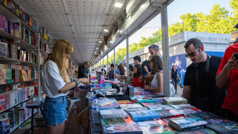 feria-libro-madrid-horario Ambiente durante la Feria del Libro de Madrid, en el Parque del Retiro.