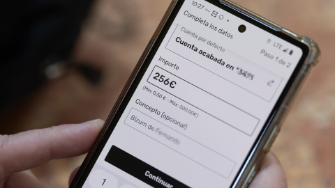 Una persona manda un bizum, en una imagen de archivo.