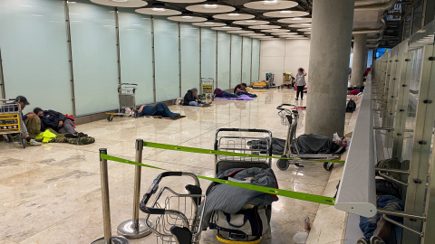 Personas sin hogar, en la T4 del Aeropuerto de Barajas. Personas sin hogar, en la T4 del Aeropuerto de Barajas.