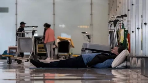 fotonoticia_20250515101148_690 Una persona tumbada en el suelo en la T4 del Aeropuerto Adolfo Suárez Madrid-Barajas, a 12 de mayo de 2025.
