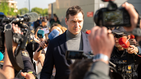 EuropaPress_6675343_hermano_pedro_sanchez_david_sanchez_sale_declarar_calidad_investigado Imagen de archivo del hermano de Pedro Sánchez, David Sánchez, tras declarar en calidad de investigado en el Juzgado de Instrucción número 3 de Badajoz, a 25 de abril de 2025.