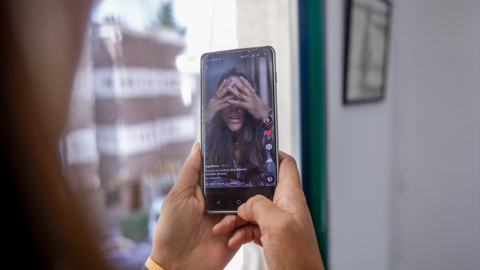 Imagen de archivo de una persona viendo el vídeo de una joven en la red social TikTok, a 22 de septiembre de 2020. Imagen de archivo de una persona viendo el vídeo de una joven en la red social TikTok, a 22 de septiembre de 2020.