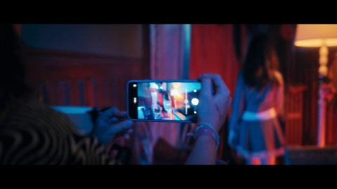 Trailer de 'Cuatro paredes' Ibon Cormenzana cuenta en 'Cuatro paredes' una historia sobre los problemas de las familias monoparentales, con Manuela Vellés y la niña Sofía Otero en los papeles protagonistas.