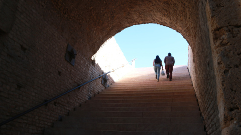 Dues persones visiten el cirt romà de Tarragona