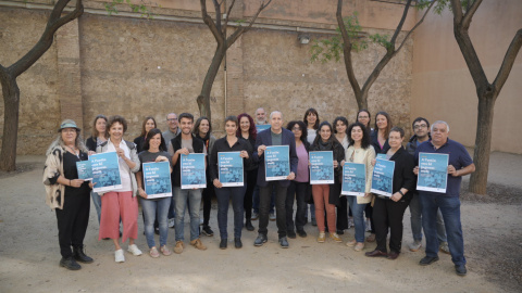 Representants d'entitats socials, de lleure i educatives amb el cartell de la campanya 'A l'estiu ens hi juguem molt' Representants d'entitats socials, de lleure i educatives amb el cartell de la campanya 'A l'estiu ens hi juguem molt'