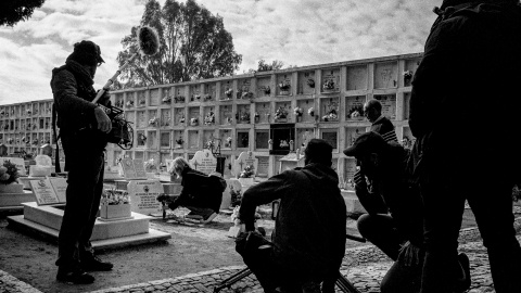 Amaranta Cano, hija de Carlos Cano, junto a la tumba de Aurora Murta, la mujer que dio nombre a la canción María la Portuguesa, en el cementerio de Vila Real de Santo Antonio (Portugal). . Amaranta Cano, hija de Carlos Cano, junto a la tumba de Aurora Murta, la mujer que dio nombre a la canción María la Portuguesa, en el cementerio de Vila Real de Santo Antonio (Portugal). .