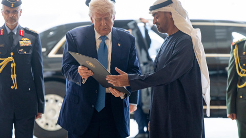 El presidente de Emiratos Árabes Unidos, el jeque Mohamed bin Zayed Al Nahyan, recibiendo a Trump este viernes en el aeropuerto de Abu Dhabi. El presidente de Emiratos Árabes Unidos, el jeque Mohamed bin Zayed Al Nahyan, recibiendo a Trump este viernes en el aeropuerto de Abu Dhabi.