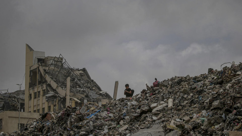 Un niño camina entre montones de basura y escombros en la ciudad de Gaza en una imagen tomada el pasado lunes.