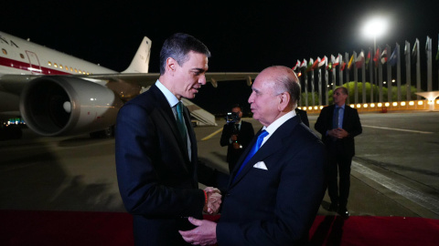 a8129f8936105eec571019f55dc5d8e82d996971w Pedro Sánchez (i) es recibido por el ministro de Exteriores iraquí, Fuad Husein (d) a su llegada a Bagdad, donde participa como invitado de honor en la cumbre de la Liga Árabe, el 17 de mayo de 2025.