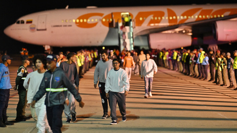 AFP__20250324__37LZ9AM__v1__HighRes__VenezuelaUsMigration Imagen de archivo de migrantes venezolanos deportados de Estados Unidos y varados en Honduras desembarcan de un avión de Conviasa Airlines a su llegada al Aeropuerto Internacional Simón Bolívar en Maiquetía, Venezuela.