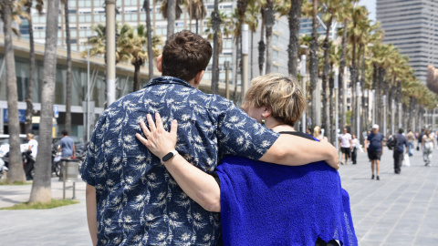 DSC_0685 Una madre y su hijo, víctimas de violencia de género y sexual, posan en Barcelona tras una entrevista con 'Público' sobre la violencia institucional en los juzgados