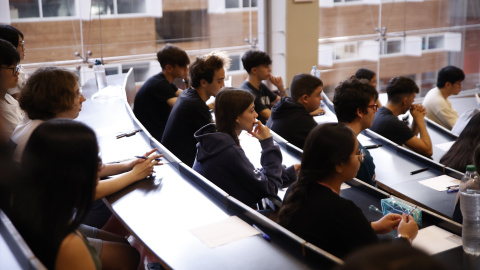 Imagen de archivo de estudiantes el primer día de exámenes de selectividad. Imagen de archivo de estudiantes el primer día de exámenes de selectividad.
