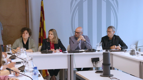 Teresa Llorenç, secretària d'Infància i Joventut; Mònica Martínez Bravo, consellera de Drets Socials; Raúl Moreno, secretari general del departament; i Pep Muñoz, director de la DGAIA en la reunió d'aquest dilluns a la conselleria.