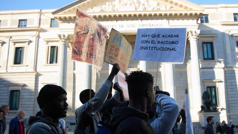 Imagen de archivo de varias personas concentradas frente al Congreso en defensa de la ILP. Imagen de archivo de varias personas concentradas frente al Congreso en defensa de la ILP.