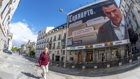 Lona de grandes dimensiones, pagada por la organización ultraconservadora Hazte Oír, desplegada frente al Congreso de los Diputados, a 19 de mayo de 2025.