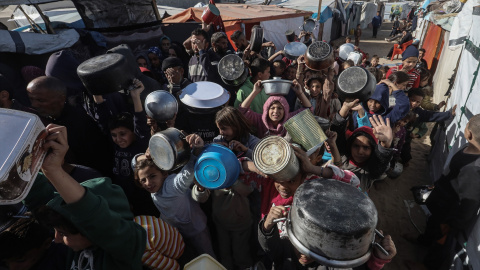 gaza hambre Niños palestinos se reúnen para recibir alimentos cocinados por una cocina benéfica en medio de una crisis de hambre por el conflicto entre Israel y Gaza.