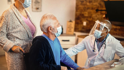Pareja de mayores con su médico en consulta Pareja de mayores con su médico en consulta