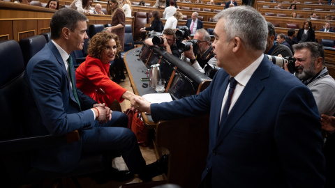 El presidente del Gobierno, Pedro Sánchez y la vicepresidenta primera y ministra de Hacienda, María Jesús Montero, que saluda al secretario de Organización del PSOE, Santos Cerdán, durante una sesión plenaria en el Congreso de los Diputados El presidente del Gobierno, Pedro Sánchez y la vicepresidenta primera y ministra de Hacienda, María Jesús Montero, que saluda al secretario de Organización del PSOE, Santos Cerdán, durante una sesión plenaria en el Congreso de los Diputados